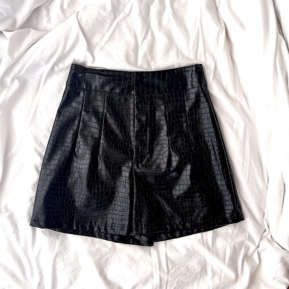 NWOT PrettyLittleThing Black Croc Faux Leather Pleat Detail High Waisted Shorts - Picture 9 of 16